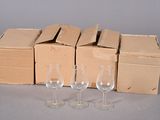 Plusieurs verres à vin vides sont posés devant une boîte de verres à vin vides.