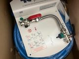 une boîte contenant un tuyau bleu et un tuyau rouge et vert