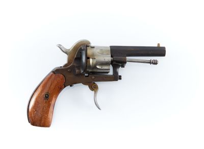 un vieux revolver avec un manche en bois sur fond blanc