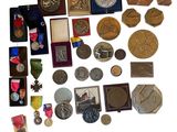 de nombreuses médailles exposées sur une table