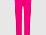 un legging pour femme rose vif avec un haut blanc