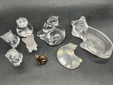 un ensemble de figurines en verre posées sur une surface noire