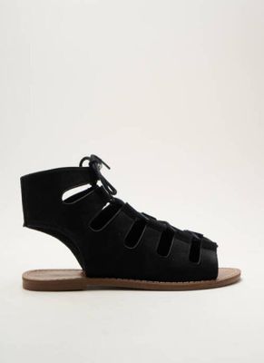 une photo d'une paire de sandales noires sur fond blanc