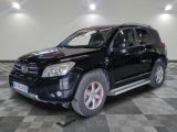 une photo d'une Toyota RAV noire garée dans un garage