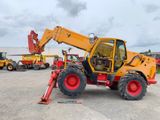 L'arrière d'une grue jaune est garé sur un parking.