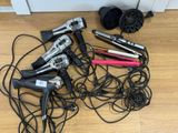 de nombreux sèche-cheveux posés par terre les uns à côté des autres