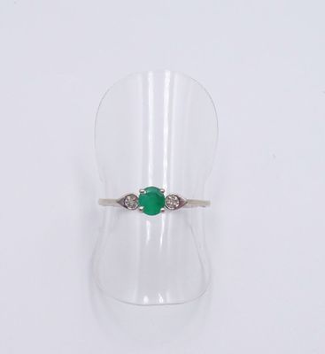 une image représentant une bague sertie d'une pierre verte