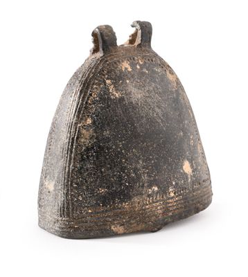 PETITE CLOCHE en bronze à motifs géométriques incisés.
