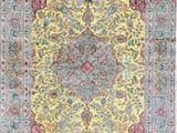 un tapis jaune et bleu orné d'un motif en médaillon