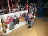 de nombreux sacs accrochés au mur du magasin