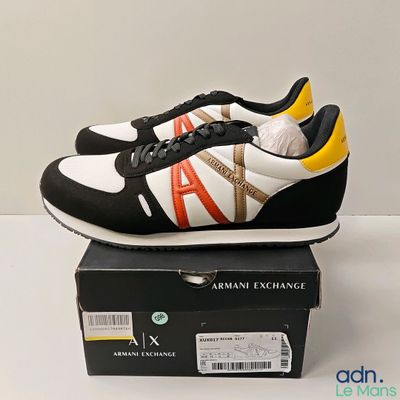 une boîte sur laquelle est posée une paire de baskets