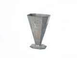 un vase argenté orné d'une étoile sur un fond blanc