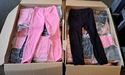 deux cartons de vêtements posés par terre