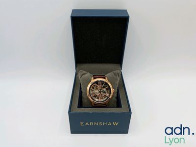l'image d'une montre dans une boîte sur une surface blanche