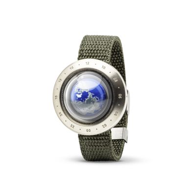 une image représentant une montre avec une planète au centre