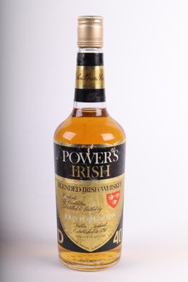 une bouteille de whisky posée sur une table blanche