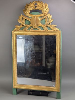 Miroir en bois laqué et doré, le fronton à décor d'une couronne feuill - Photo 1