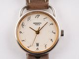 gros plan d'une montre-bracelet sur une surface blanche