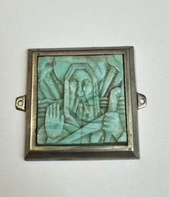une photo d'une image de Jésus sur une plaque