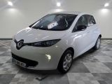 la photo d'une voiture blanche garée dans un garage