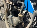 un gros plan sur le moteur d'une moto dans la rue