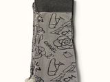 Les chaussettes sont grises, avec des motifs noirs et blancs.