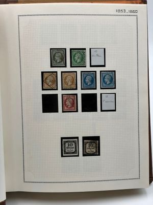 une photo d'un livre sur lequel figurent des timbres