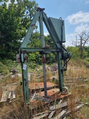 une machine verte qui est garée dans l'herbe