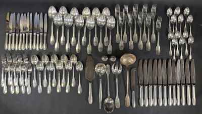 beaucoup d'argenterie sur une table avec des cuillères et des couteaux