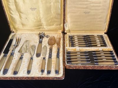 beaucoup d'argenterie dans un coffret sur une table