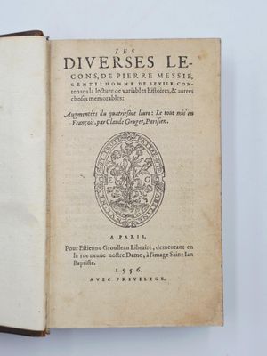 un livre ouvert sur lequel figure l'image d'un phoque