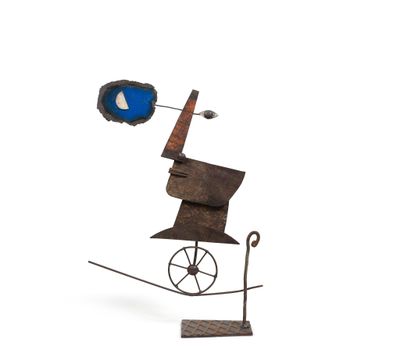 sculpture représentant un homme à vélo, coiffé d'un chapeau bleu