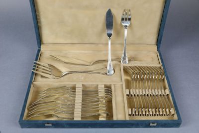une boîte contenant de l'argenterie sur une table