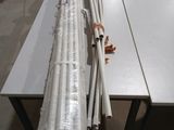 une table sur laquelle sont posés plusieurs tuyaux blancs