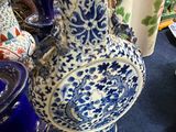 de nombreux vases posés sur une table