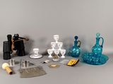un grand nombre d'objets posés sur une table