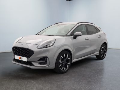 une voiture argentée garée dans une pièce au sol noir