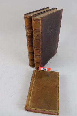 trois vieux livres posés l'un sur l'autre sur une table