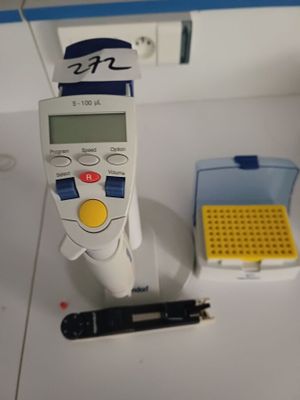 un thermomètre numérique posé sur un comptoir, à côté d'un stylo et d'une calculatrice