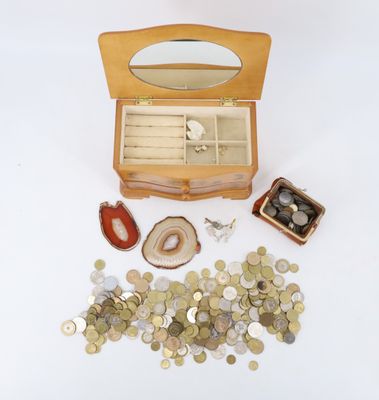 une boîte en bois sur laquelle sont posées des pièces de monnaie et un miroir