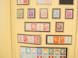 une photo d'une porte sur laquelle sont collés des timbres