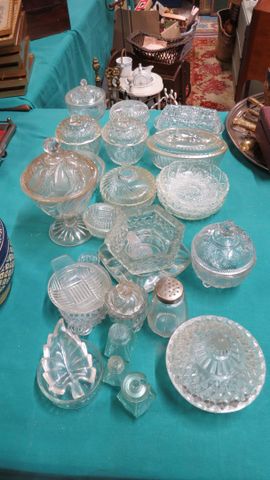 Ensemble de bonbonnières, cendrier, coupes et divers en verre mou...