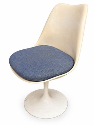une chaise blanche avec une assise bleue et un piètement blanc