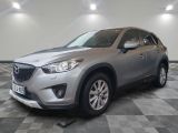 une Mazda CX-5 argentée garée sur un sol à damier