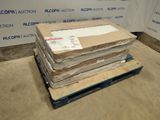 une pile de cartons posée sur une palette