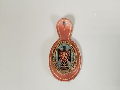 une petite médaille accrochée au mur