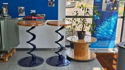 deux tables posées à même le sol dans la pièce