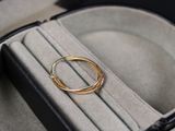 une bague en or posée dans un écrin sur une table