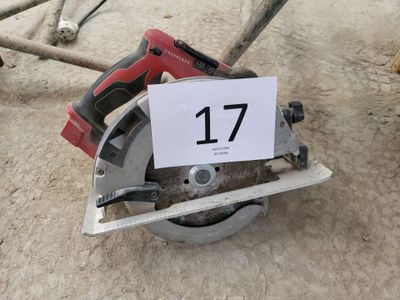 une photo d'une scie circulaire sur laquelle figure le chiffre 17