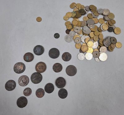 beaucoup de pièces qui sont sur la table